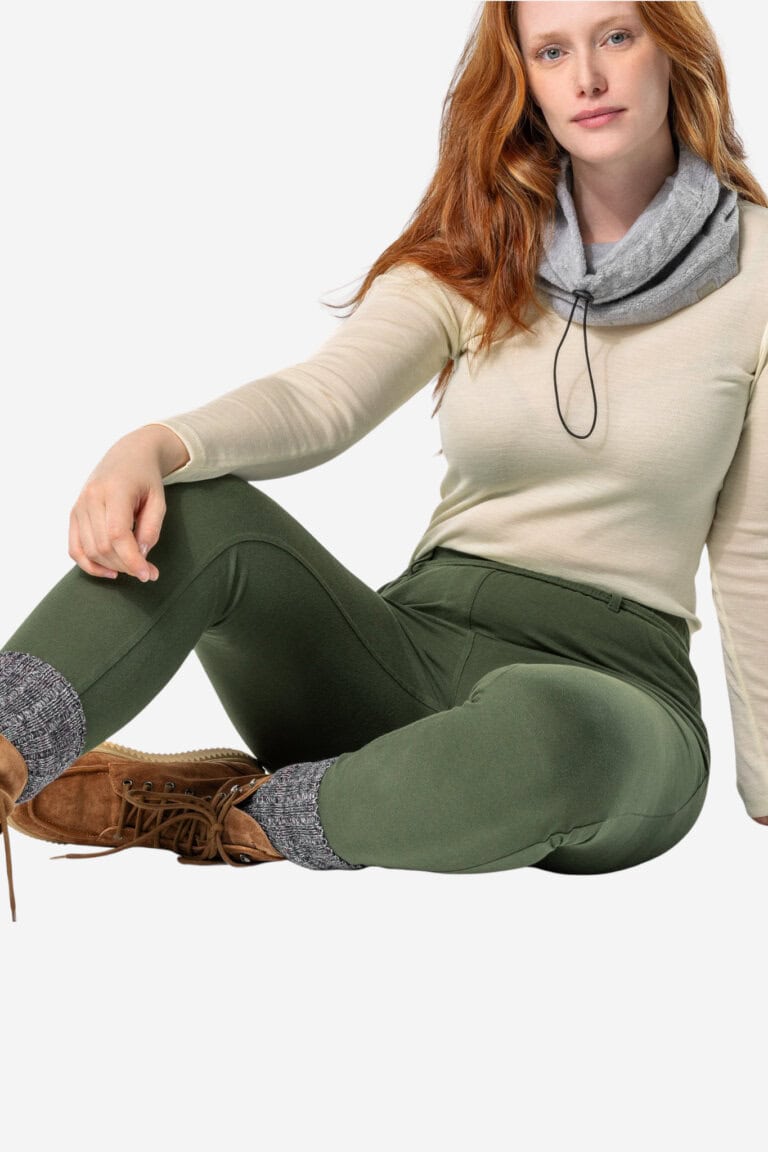 ekologiska treggings denise khakigrön modell sittande