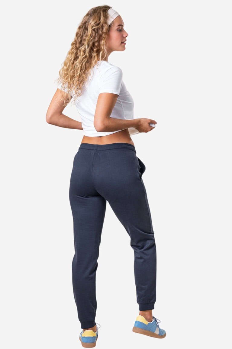 ekologiska joggingbyxor dam lavinia marinblå modell bakifrån ekologiska joggingbyxor dam lavinia marinblå modell bakifrån