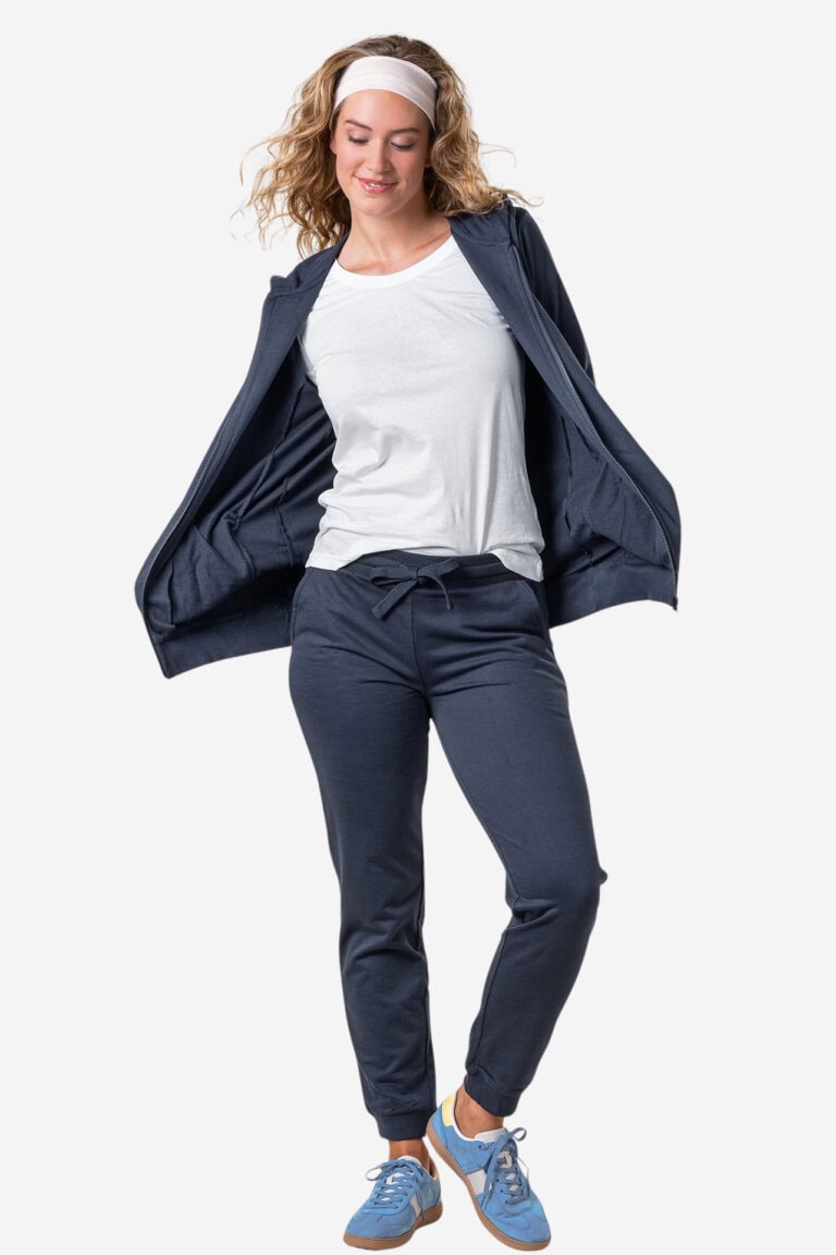 ekologiska joggingbyxor dam lavinia marinblå modell helbild ekologiska joggingbyxor dam lavinia marinblå modell helbild