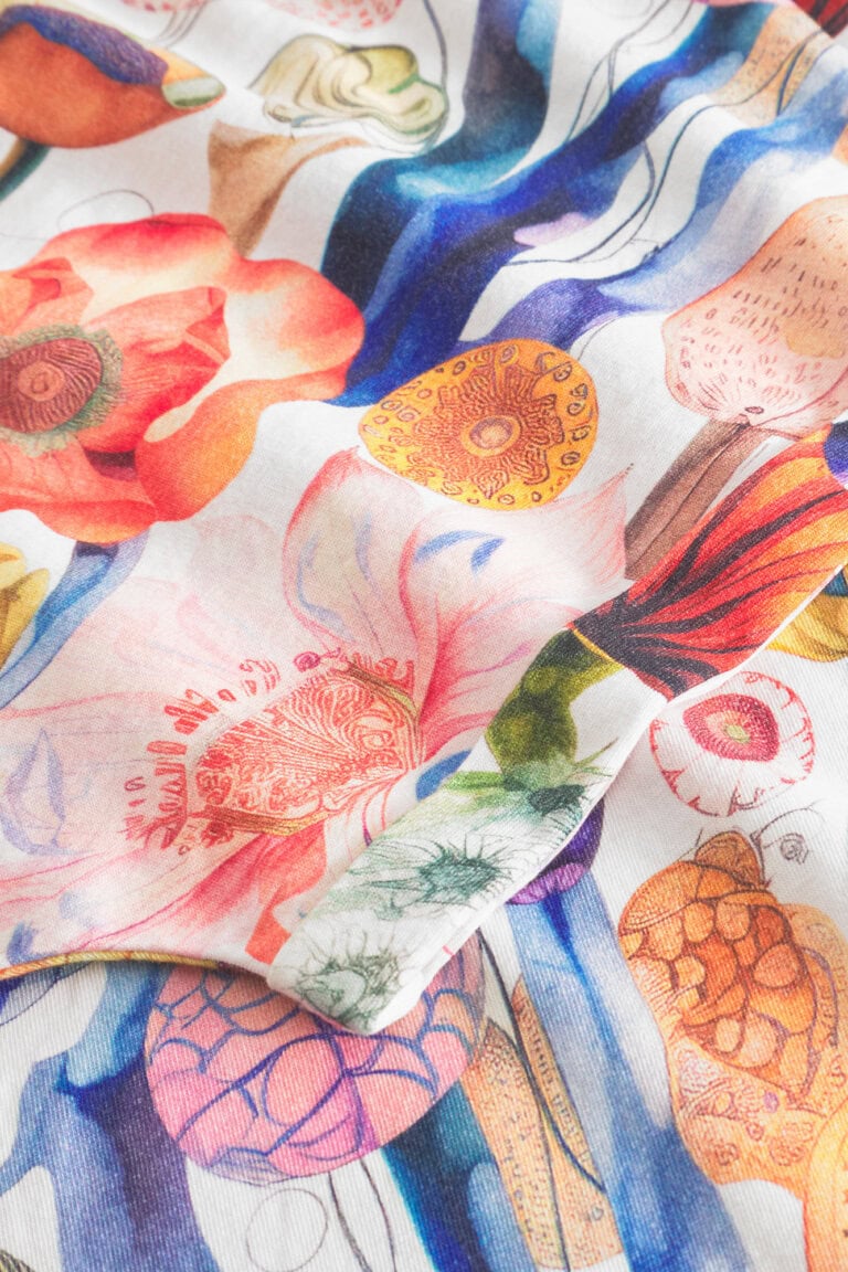 ekologisk t-shirt fantasy flowers aop visby detalj ärmslut