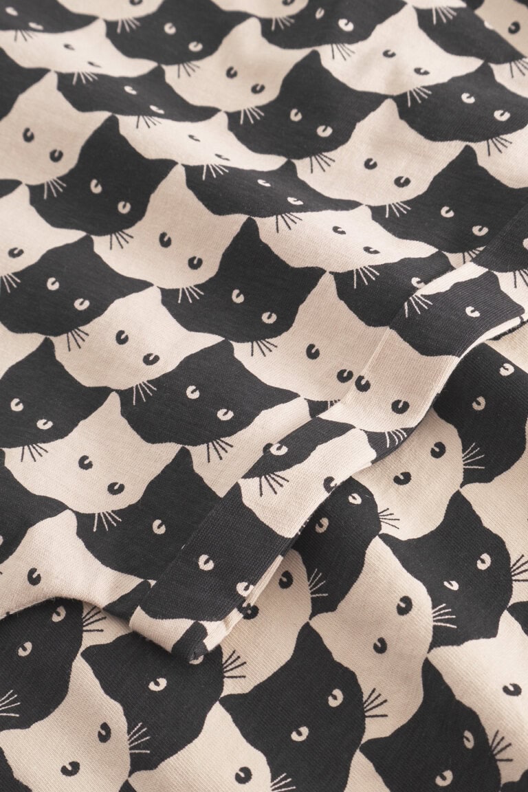 ekologisk t-shirt pepita cats aop visby cremevit detalj ärmslut