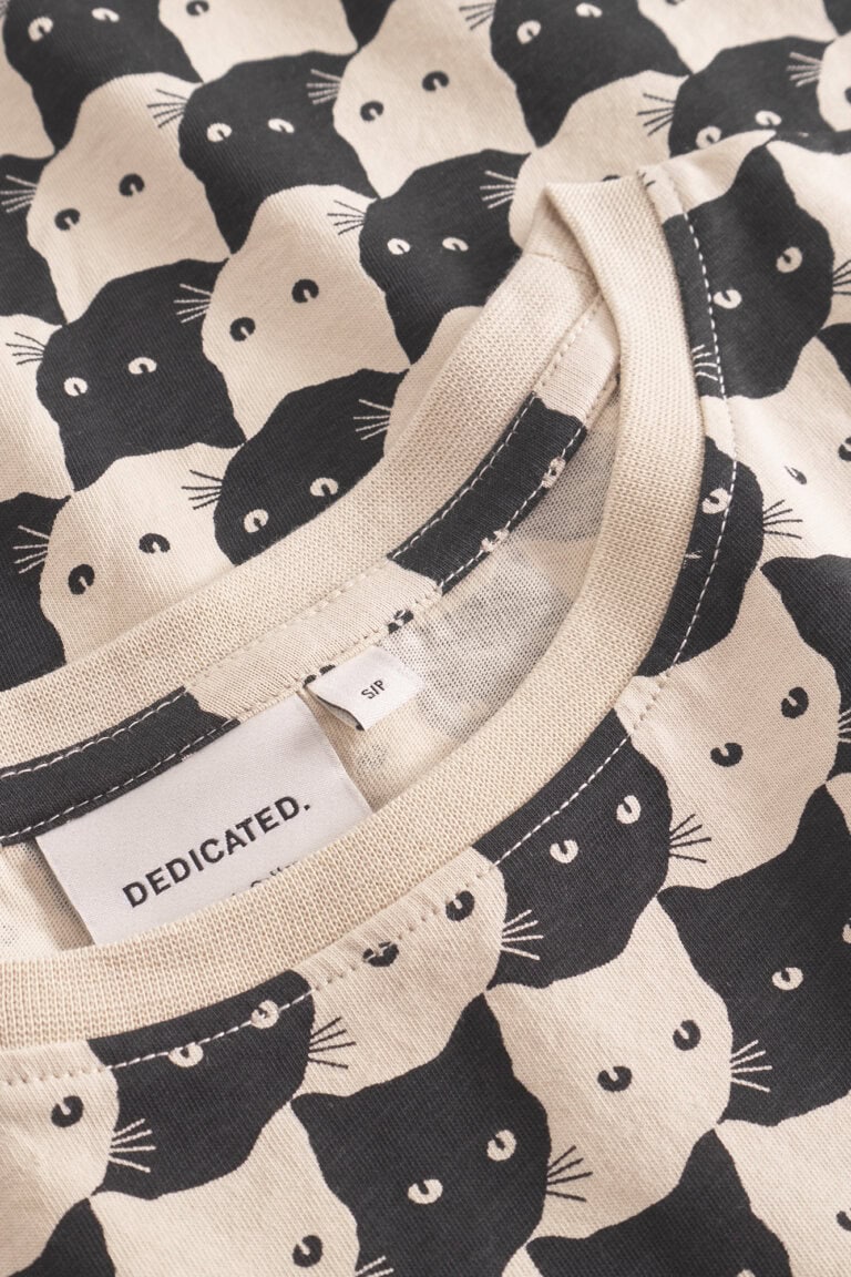 ekologisk t-shirt pepita cats aop visby cremevit detalj halsringning