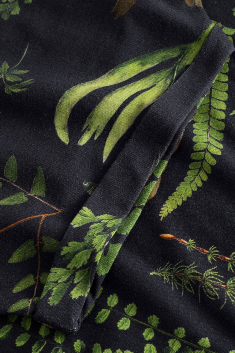 ekologisk t-shirt secret garden aop visby detalj ärmslut