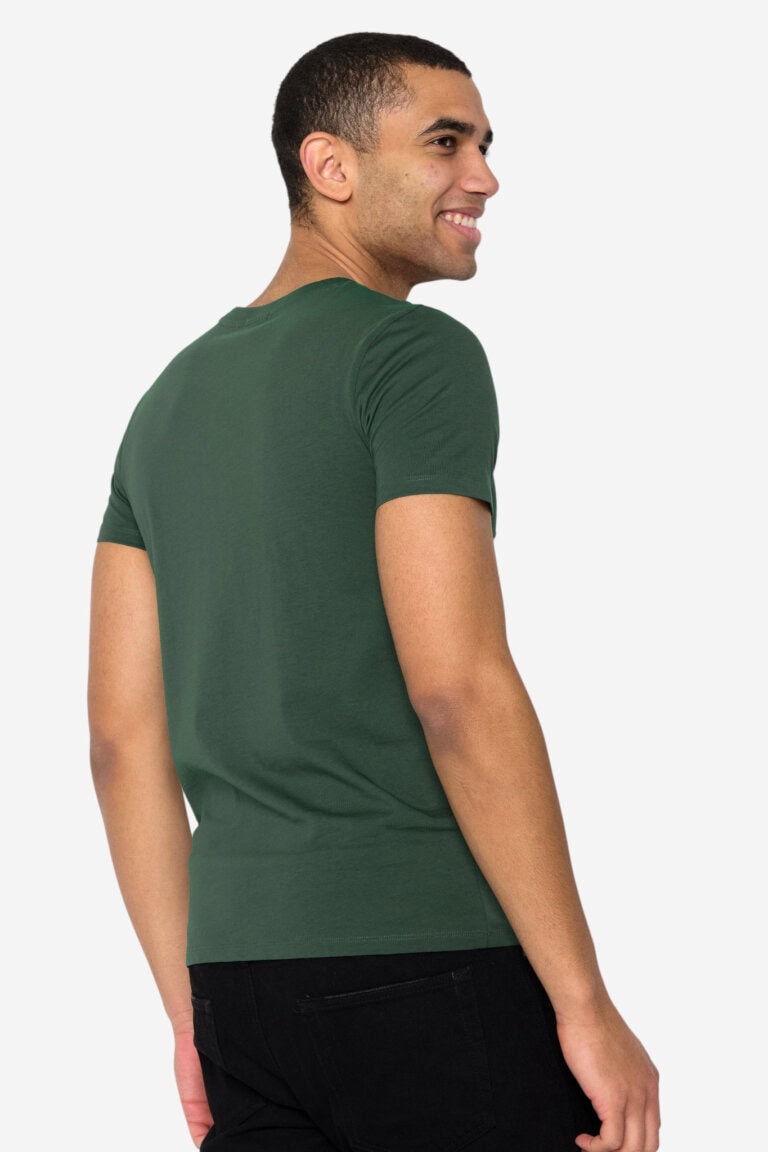 ekologisk-t-shirt-guide-gron-modell-bakifran ekologisk-t-shirt-guide-gron-modell-bakifran