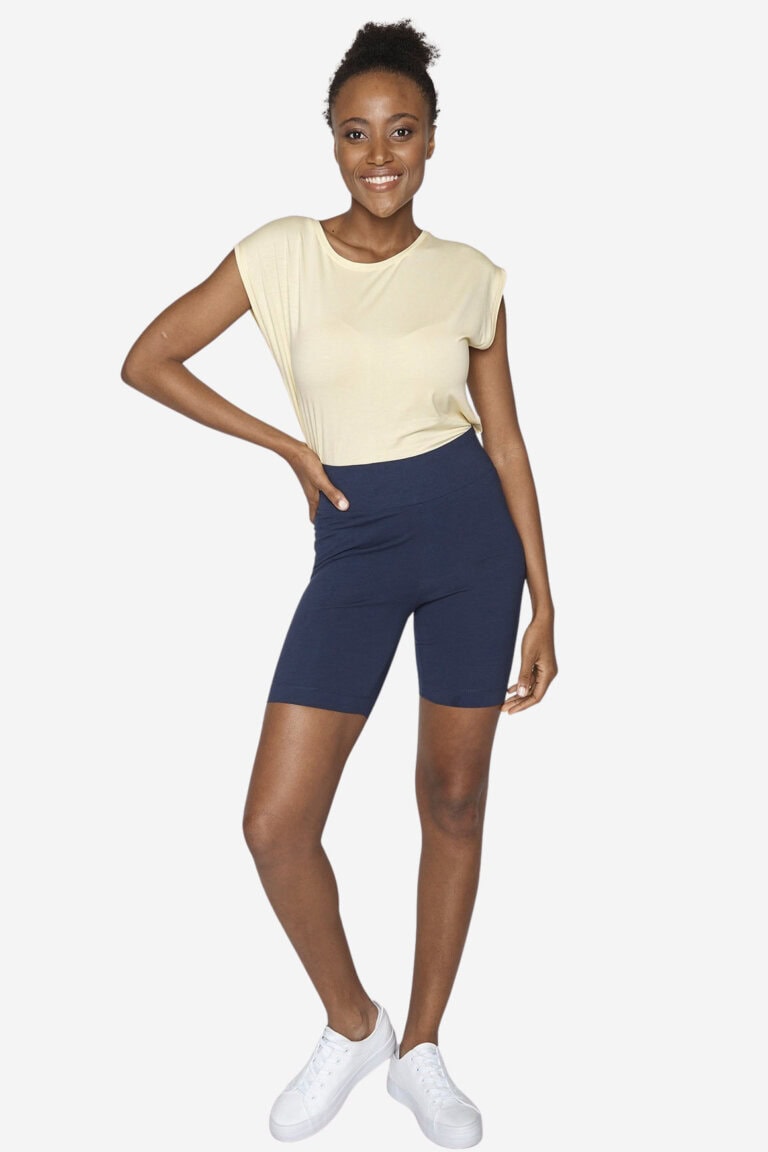 ekologiska cykelbyxor dam marinblå modell helbild ekologiska cykelbyxor dam marinblå modell helbild