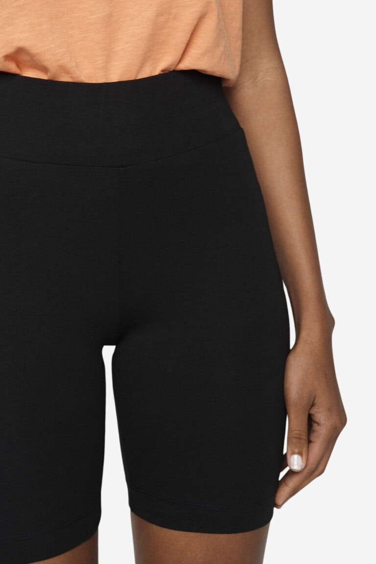 ekologiska cykelbyxor dam svart modell närbild ekologiska cykelbyxor dam svart modell närbild