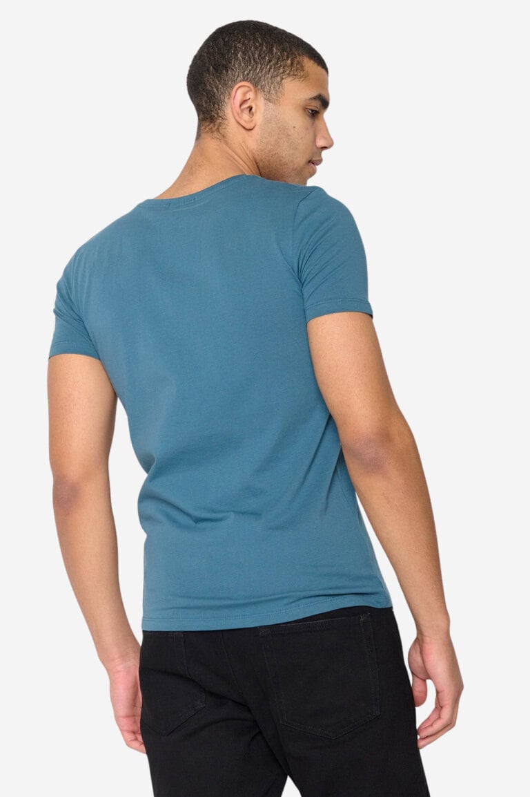 ekologisk t-shirt nature friends guide petrolblå modell bakifrån