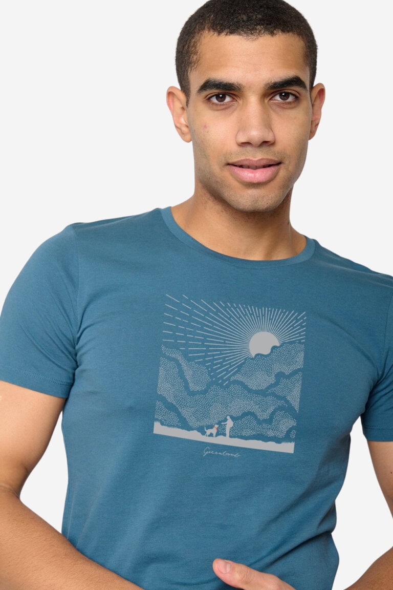 ekologisk t-shirt nature friends guide petrolblå modell närbild
