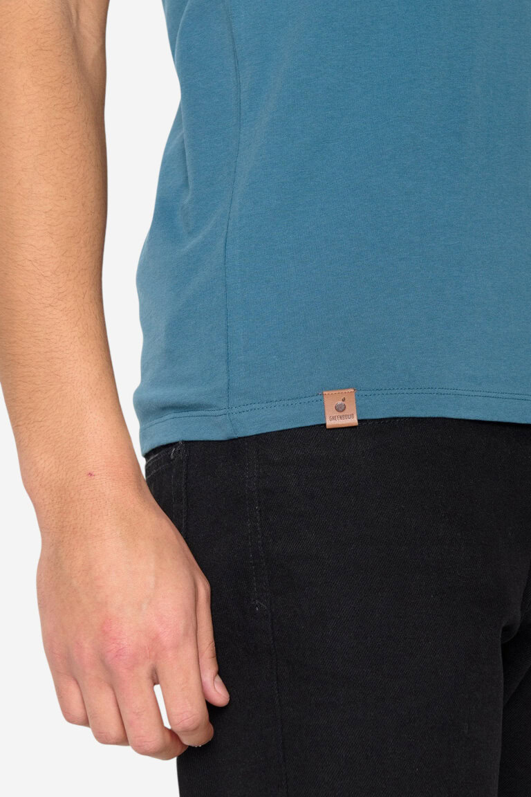 ekologisk t-shirt nature friends guide petrolblå modell etikett