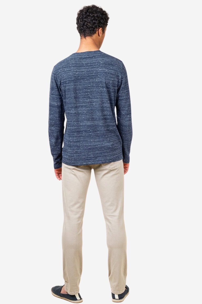 ekologisk tröja långärmad soa blåmelerad modell bakifrån