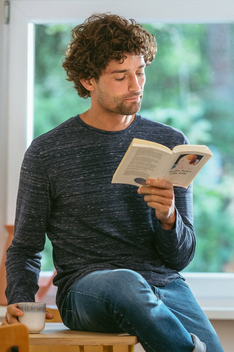 ekologisk tröja långärmad soa blåmelerad modell sittande läser