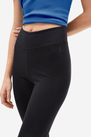 ekologiska leggingsbyxor rehmaa svart modell närbild ekologiska leggingsbyxor rehmaa svart modell närbild