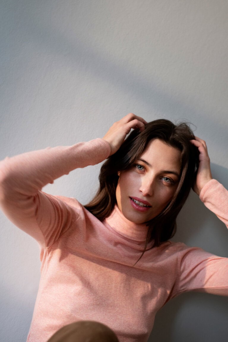 ekologisk polotopp slimfit långärmad persikorosa modell närbild