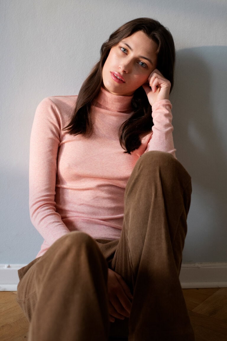 ekologisk polotopp slimfit långärmad persikorosa modell sittande