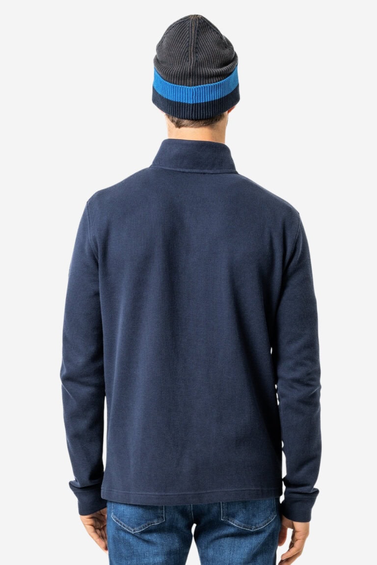 ekologisk troyer tröja zedrik morkblå modell bakifrån