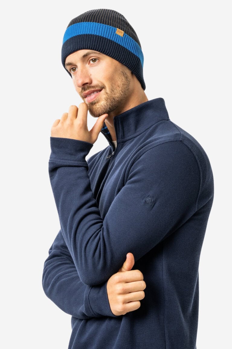 ekologisk troyer tröja zedrik morkblå modell närbild