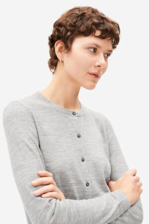 ekologisk kofta finstickad 100% ull ophaliaa gråmelerad modell närbild ekologisk kofta finstickad 100% ull ophaliaa gråmelerad modell närbild