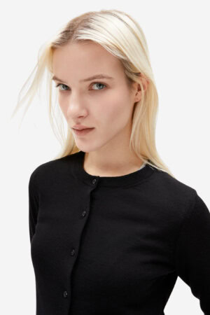 ekologisk kofta finstickad 100% ull ophaliaa svart modell närbild ekologisk kofta finstickad 100% ull ophaliaa svart modell närbild