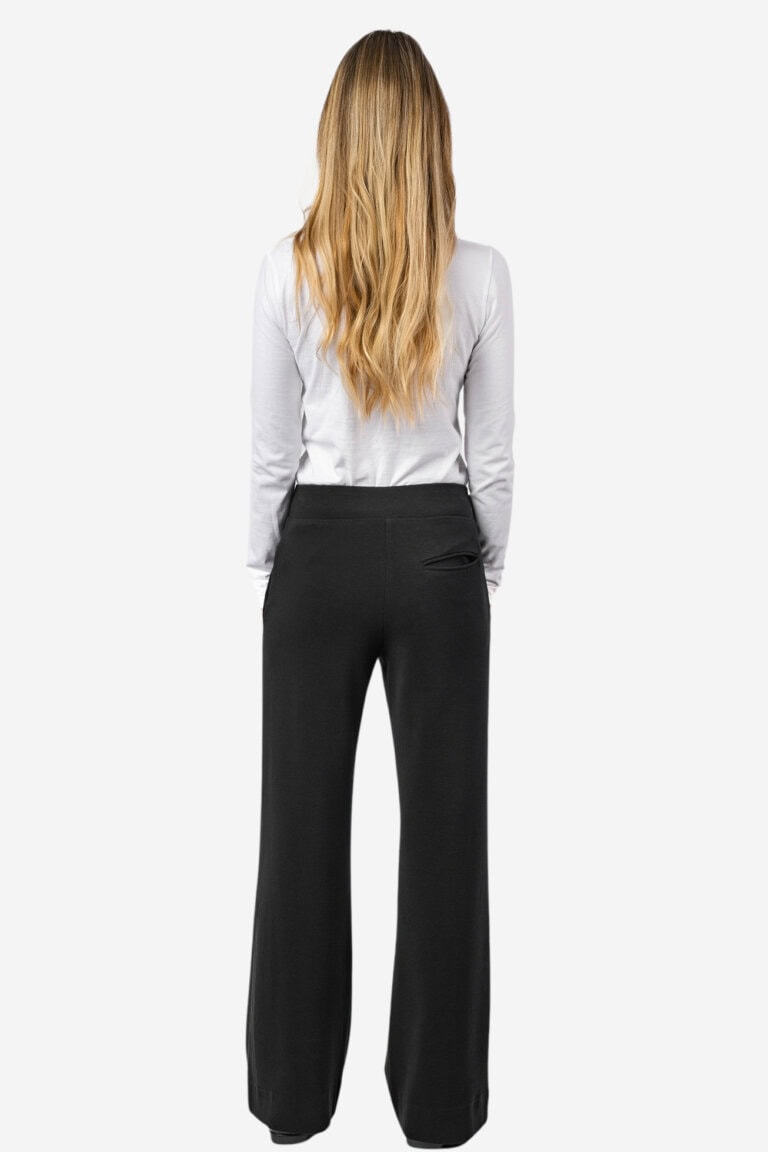 ekologiska byxor trikå dam tamina svart modell bakifrån