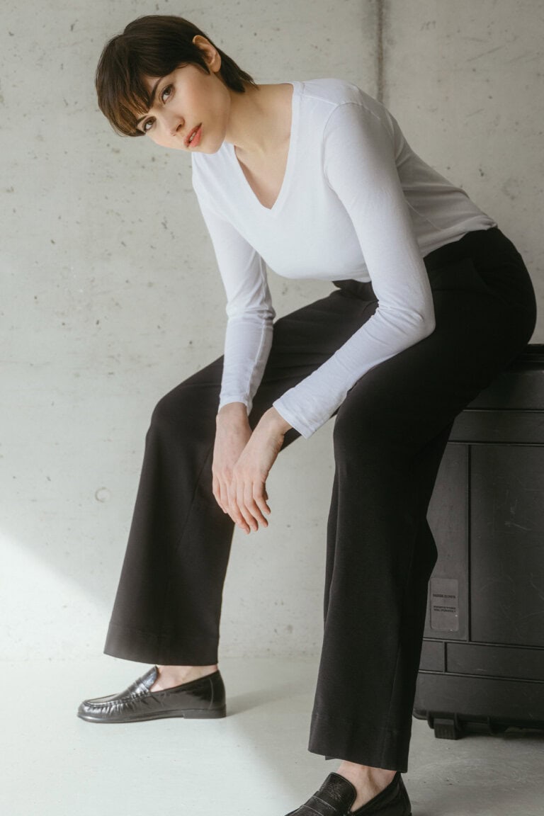 ekologiska byxor trikå dam tamina svart modell lifestyle sittande
