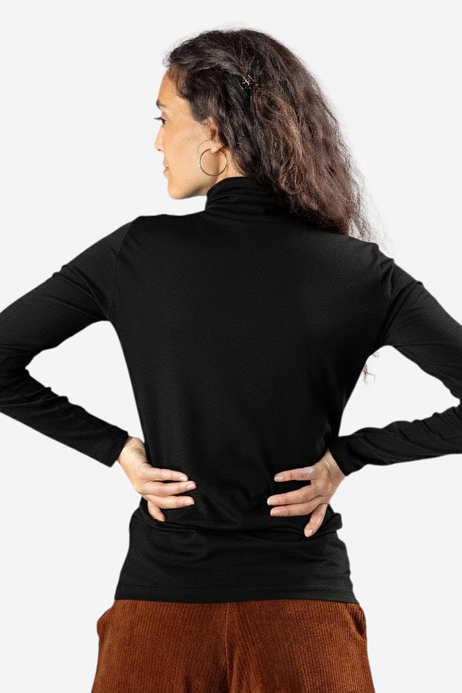 ekologisk-troja-polo-nia-svart-modell-bakifran