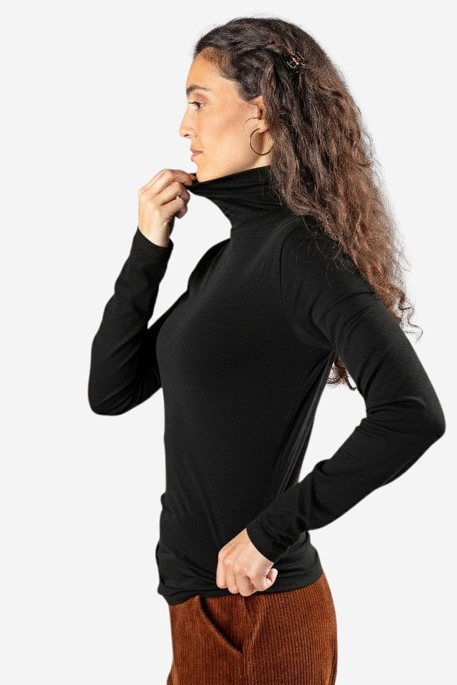 ekologisk-troja-polo-nia-svart-modell-sidan