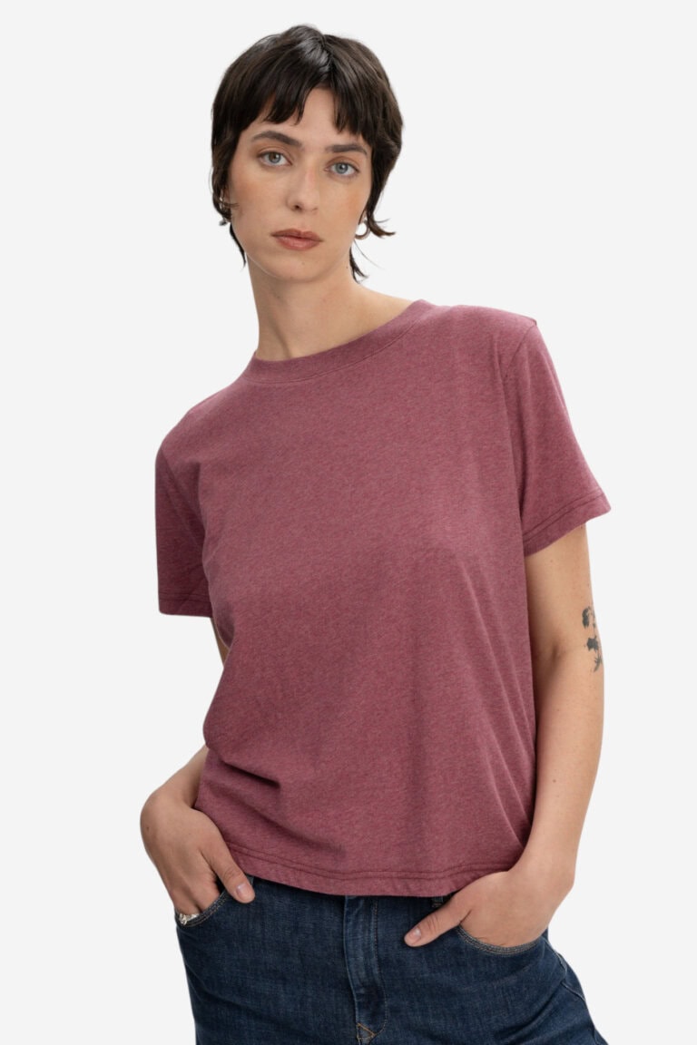 ekologisk-t-shirt-dam-khira-hallonrod-melerad-modell