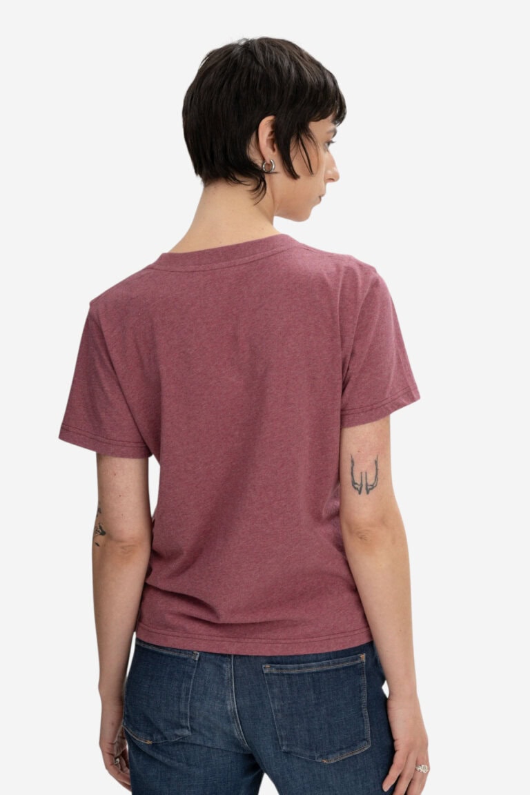 ekologisk-t-shirt-dam-khira-hallonrod-melerad-modell-bakifran