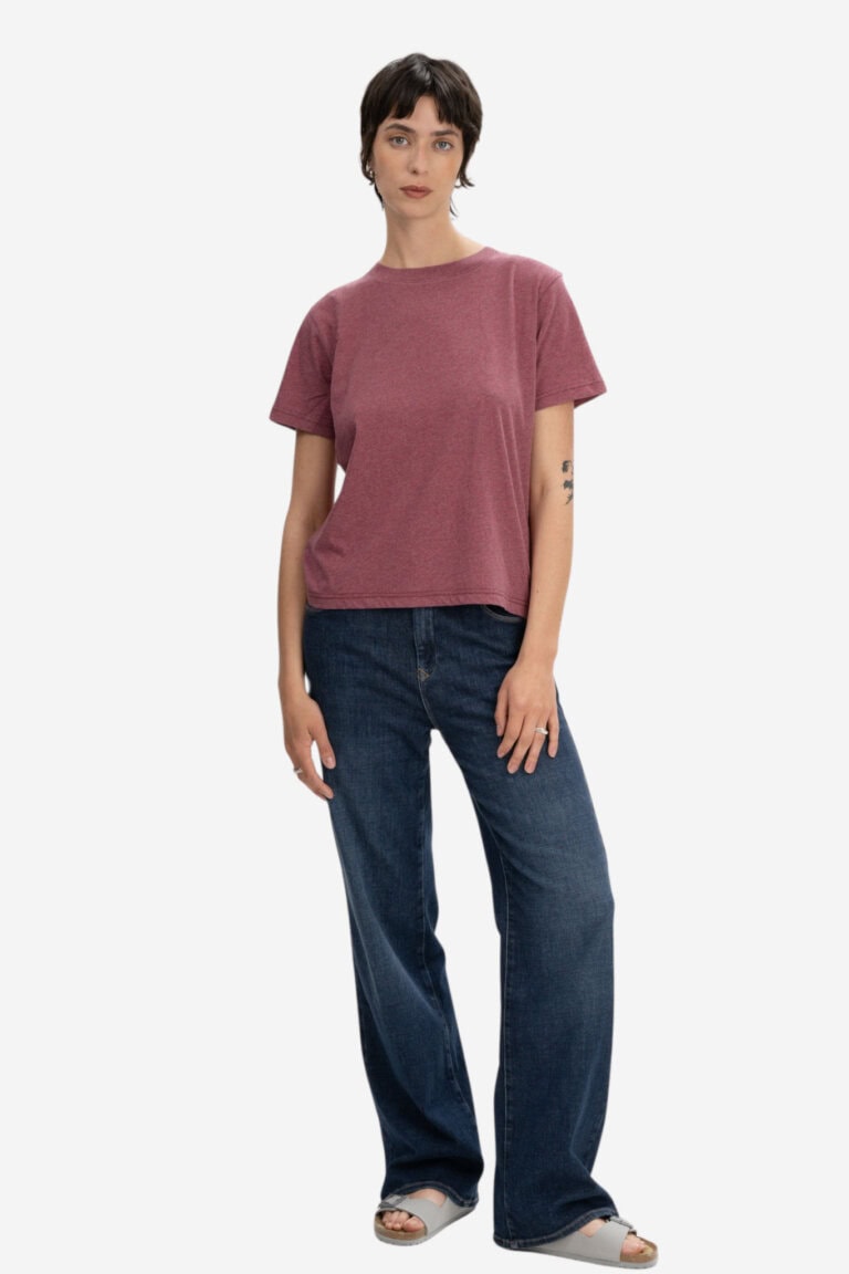 ekologisk-t-shirt-dam-khira-hallonrod-melerad-modell-helbild