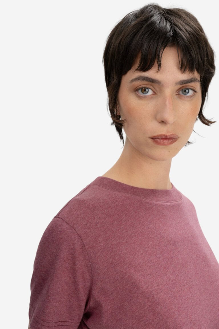 ekologisk-t-shirt-dam-khira-hallonrod-melerad-modell-narbild