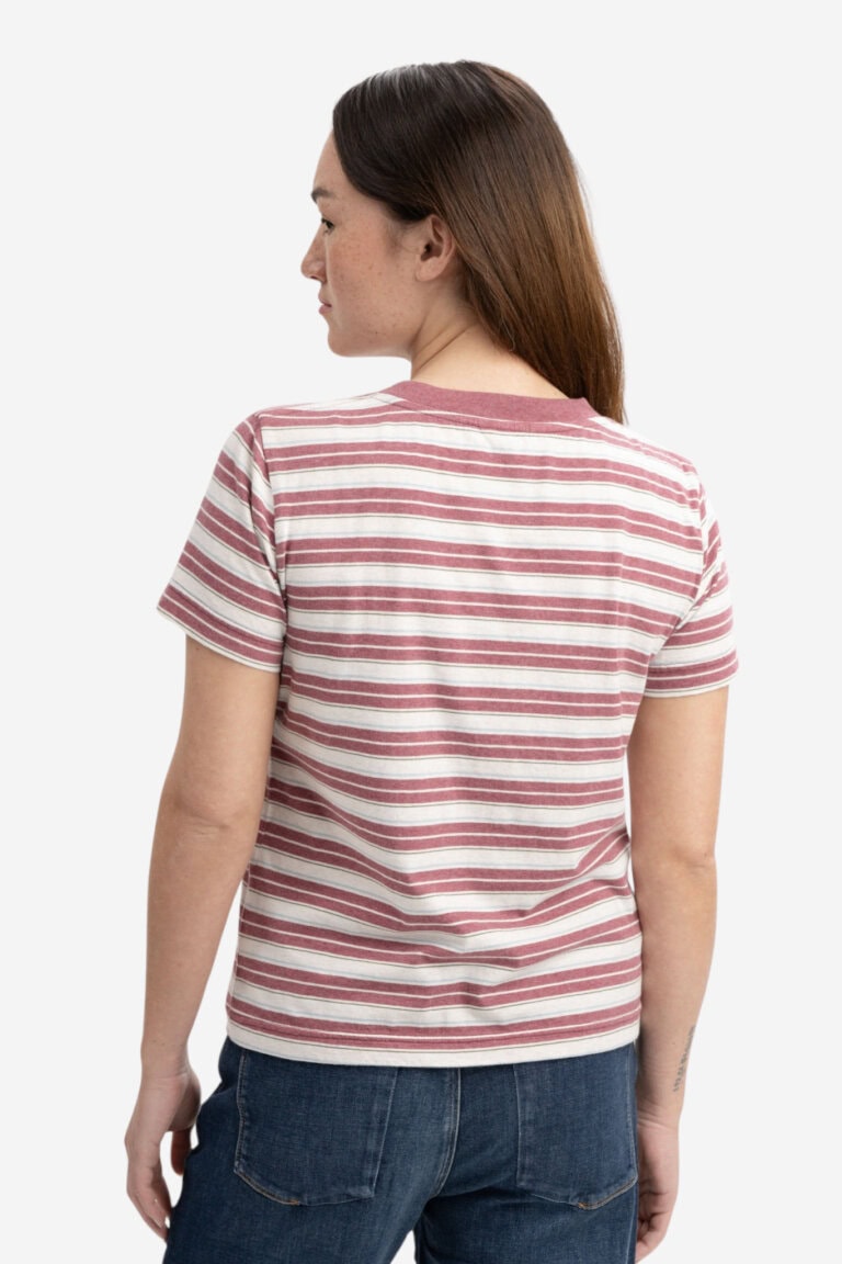 ekologisk-t-shirt-dam-khira-hallonrod-randig-modell-bakifran