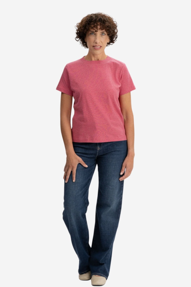 ekologisk-t-shirt-dam-khira-rosa-melerad-modell-helbild