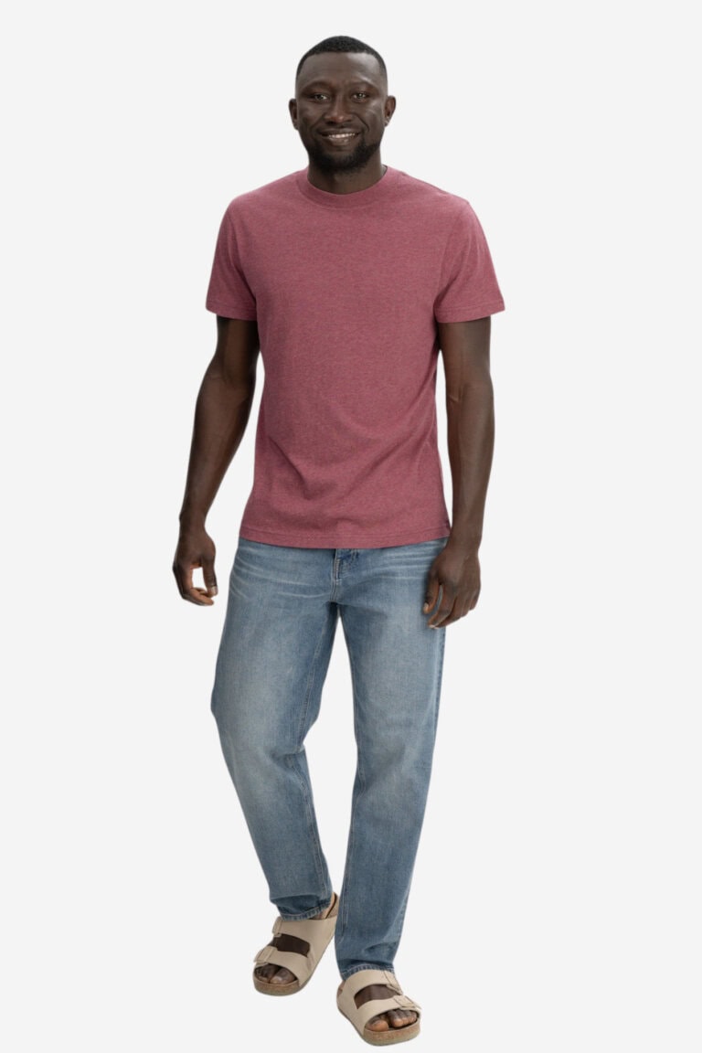 ekologisk-t-shirt-herr-avan-hallonrod-melerad-modell-helbild