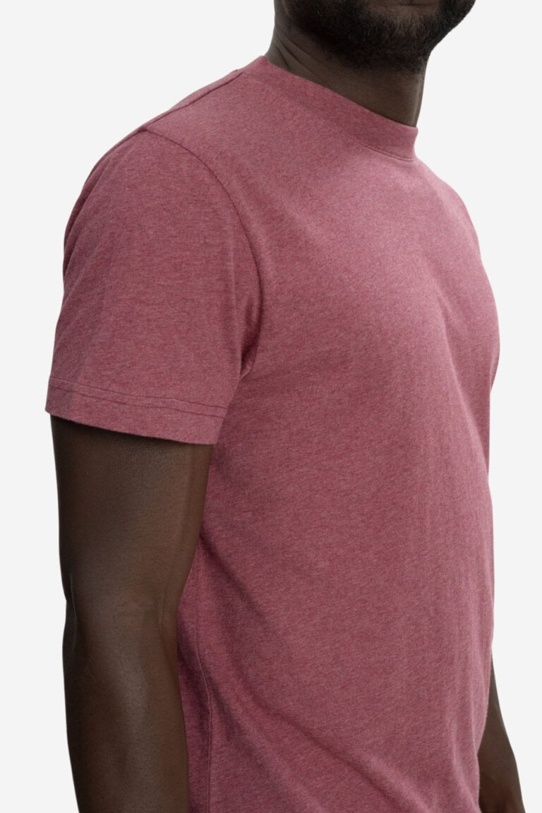 ekologisk-t-shirt-herr-avan-hallonrod-melerad-modell-narbild