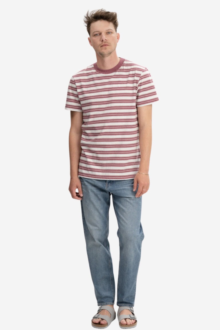 ekologisk-t-shirt-herr-avan-hallonrod-randig-modell-helbild