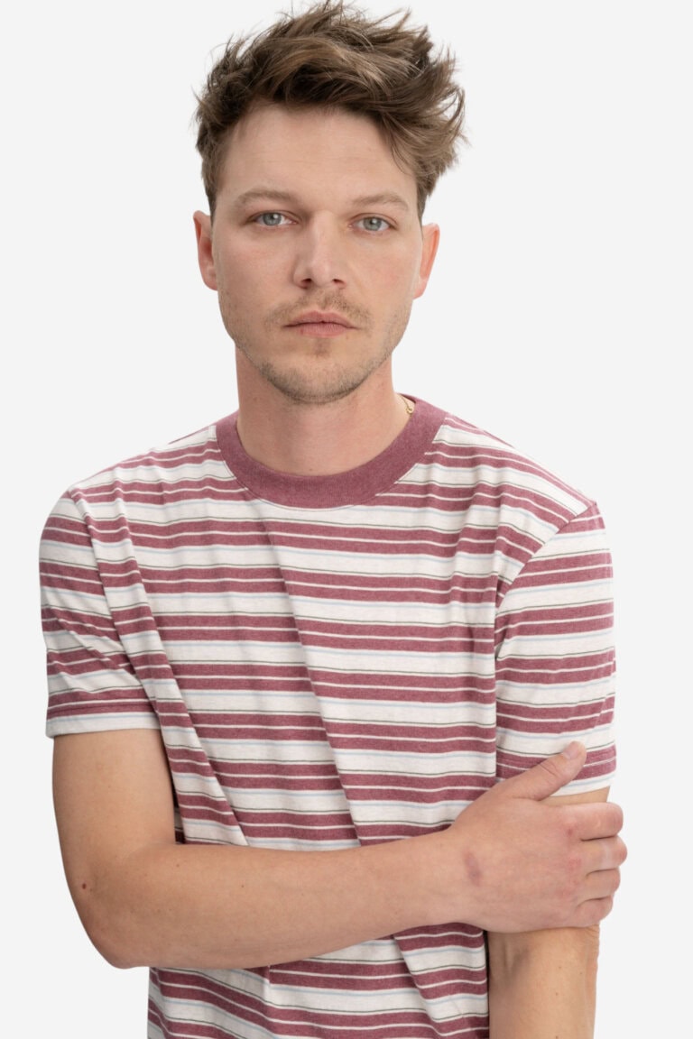 ekologisk-t-shirt-herr-avan-hallonrod-randig-modell-narbild