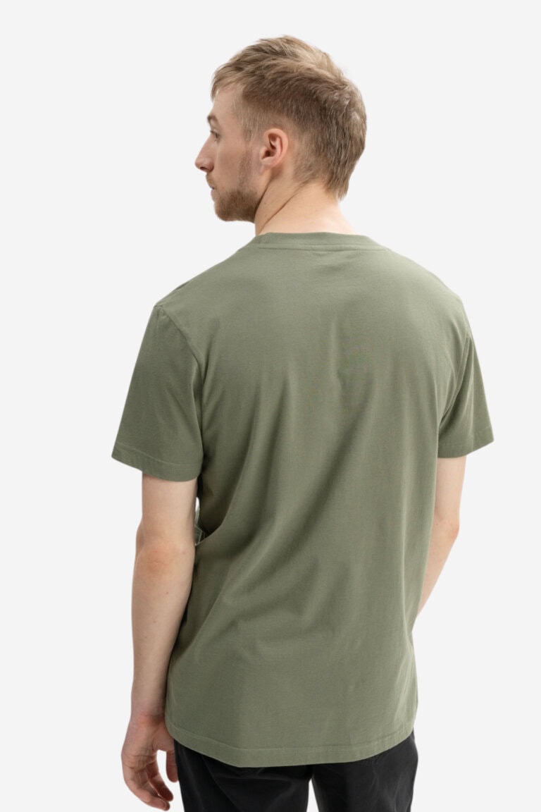ekologisk-t-shirt-herr-avan-khakigron-modell-bakifran