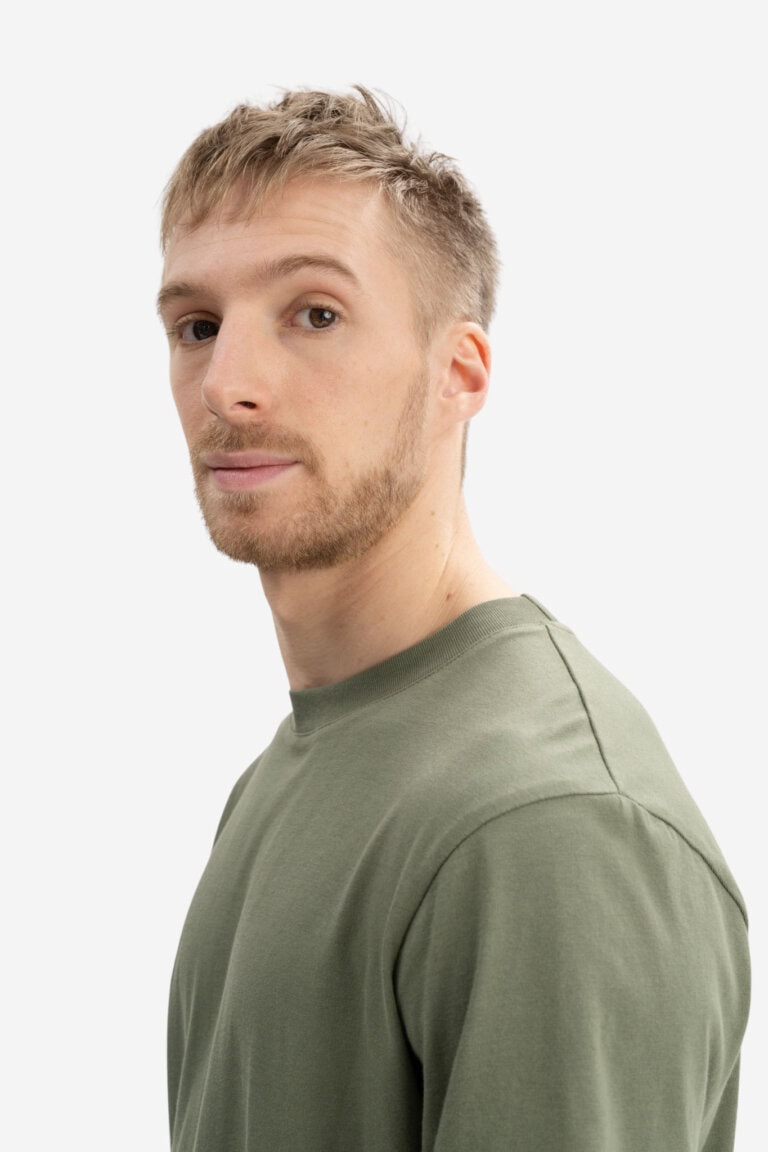 ekologisk-t-shirt-herr-avan-khakigron-modell-narbild