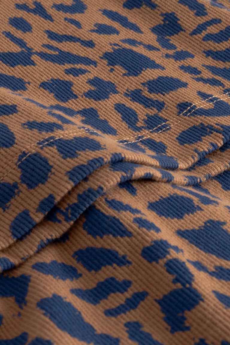 ekologisk-klanning-armlos-ribbad-motala-leopard-detalj-fall
