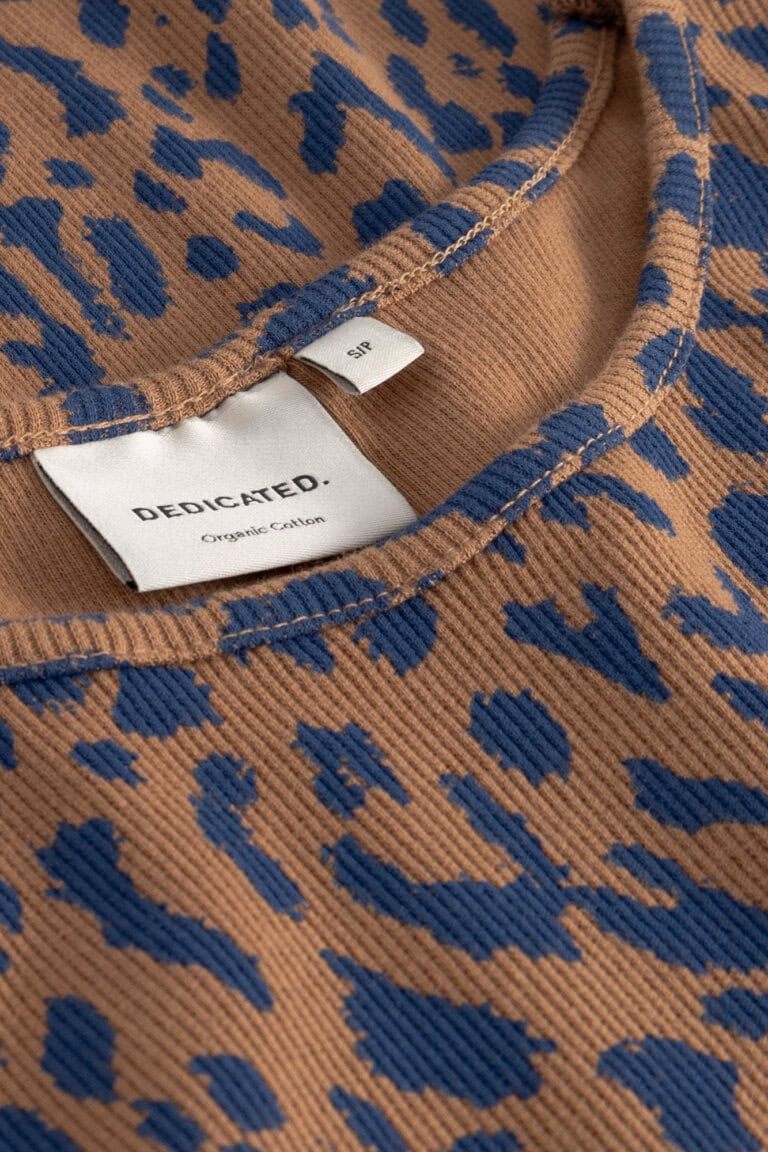 ekologisk-klanning-armlos-ribbad-motala-leopard-detalj-halsringning