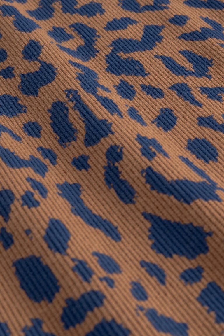 ekologisk-klanning-armlos-ribbad-motala-leopard-detalj-monster