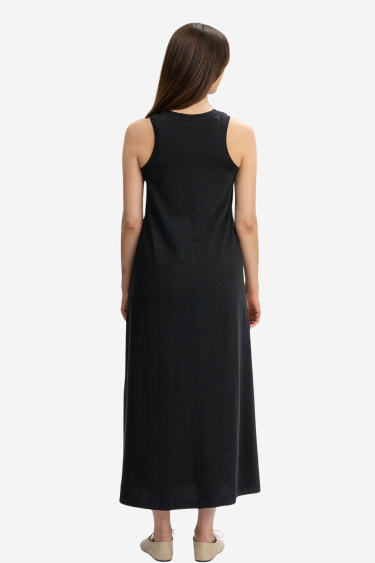 ekologisk-maxiklanning-mahika-svart-modell-bakifran