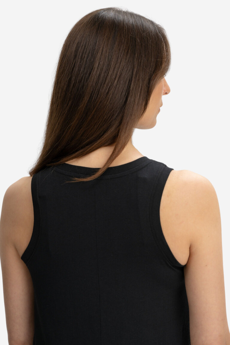 ekologisk-maxiklanning-mahika-svart-modell-narbild