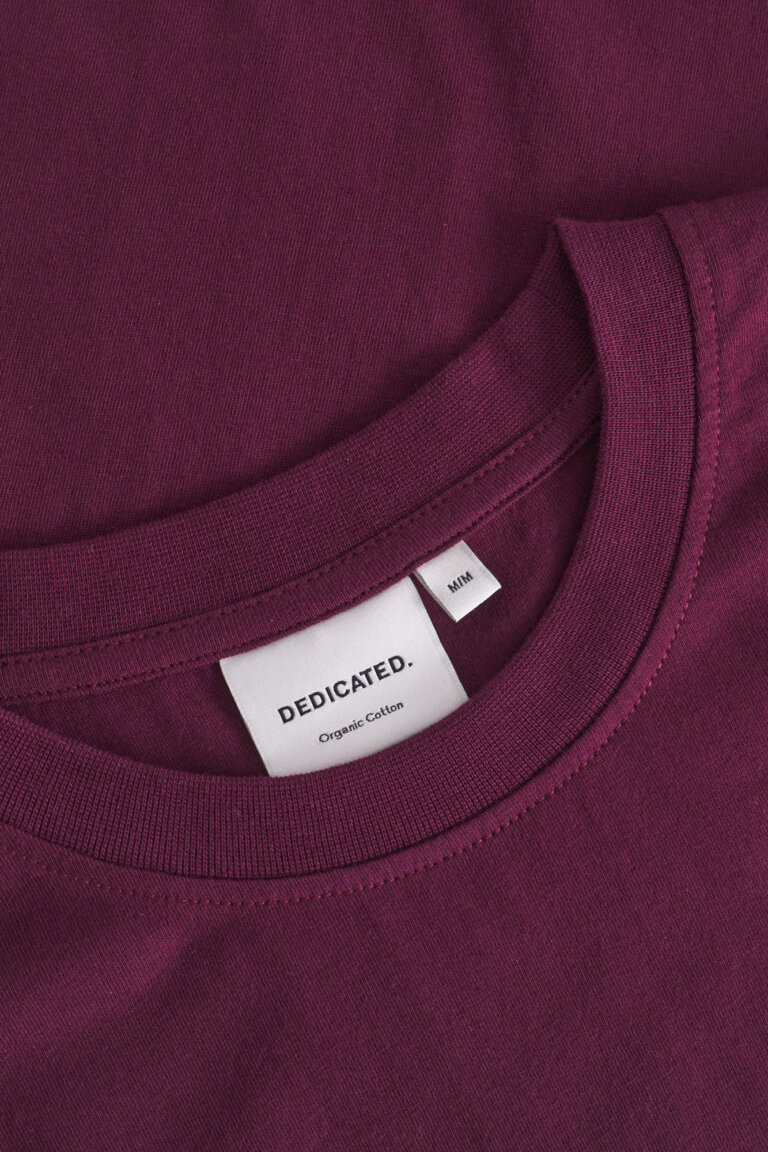 ekologisk-t-shirt-bas-stockholm-vinrod-detalj-halsringning