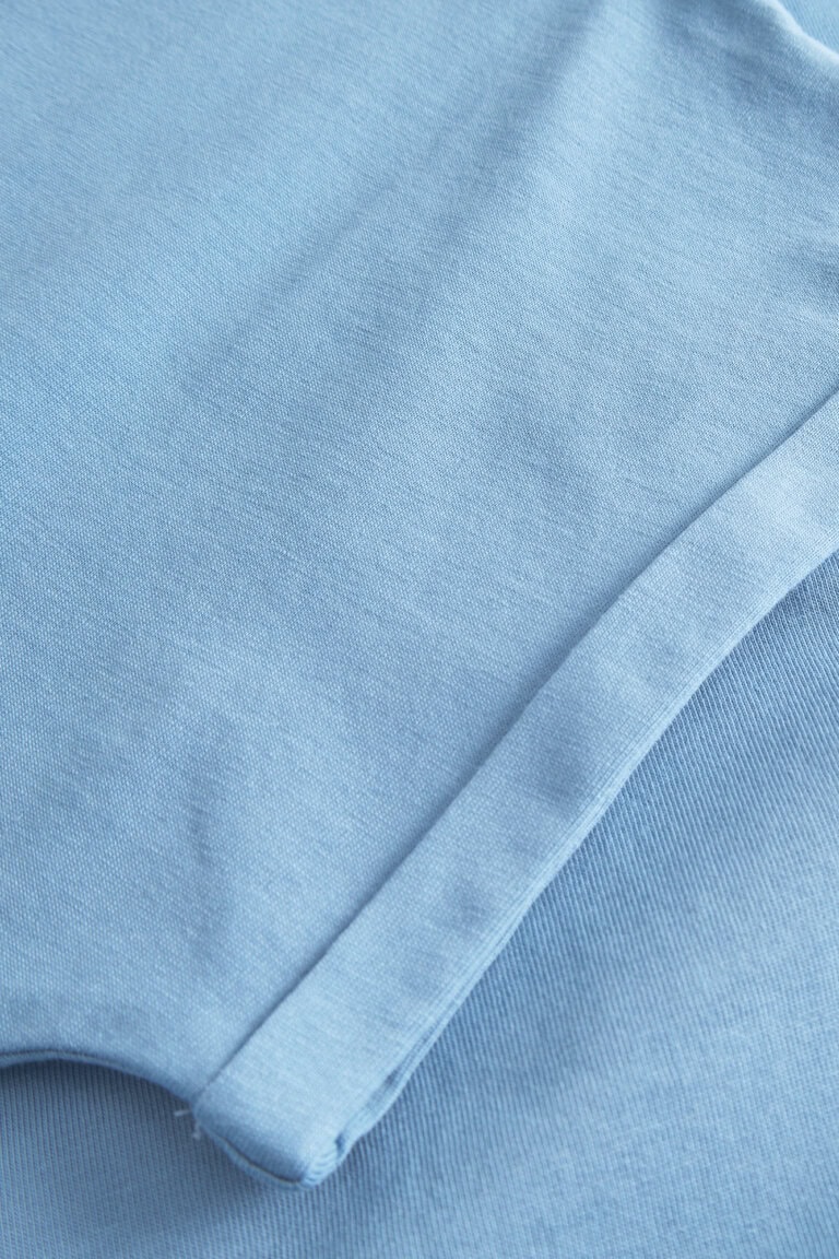 ekologisk-t-shirt-bas-visby-ljusbla-detalj-armslut