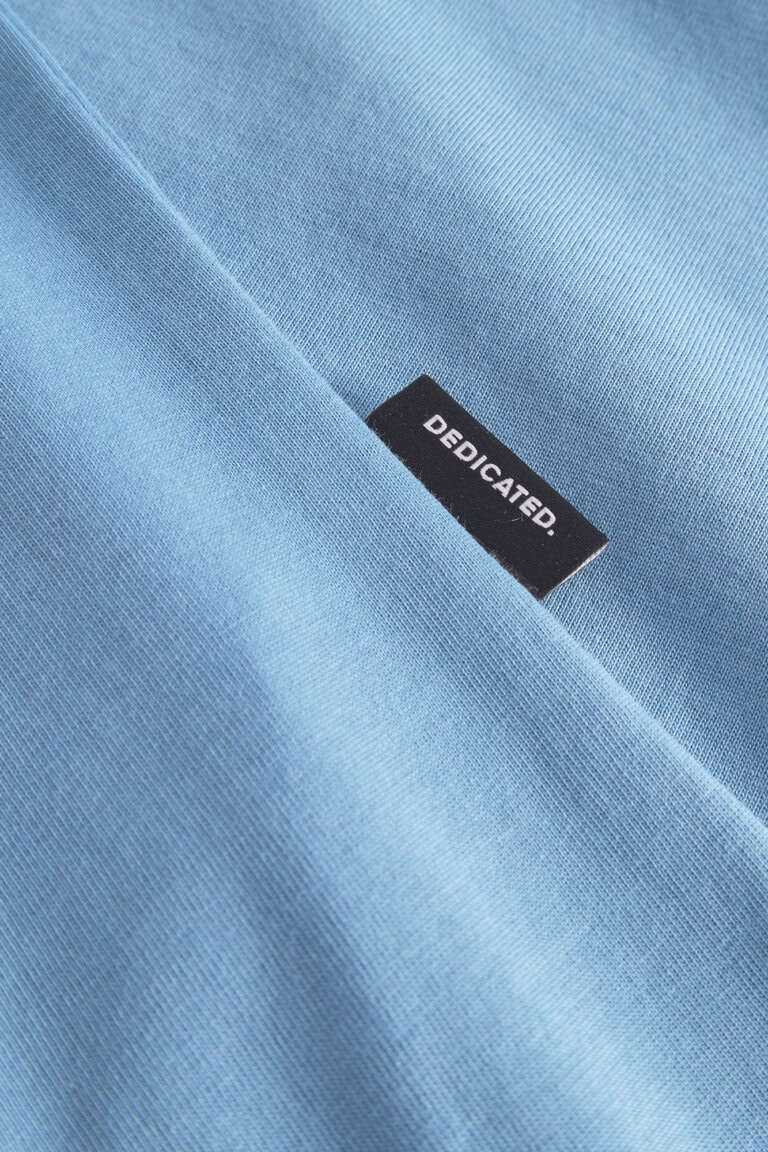 ekologisk-t-shirt-bas-visby-ljusbla-detalj-etikett
