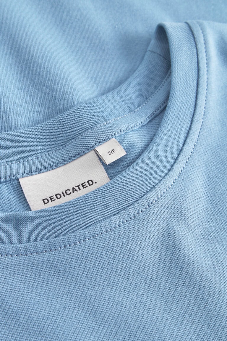 ekologisk-t-shirt-bas-visby-ljusbla-detalj-halsringning