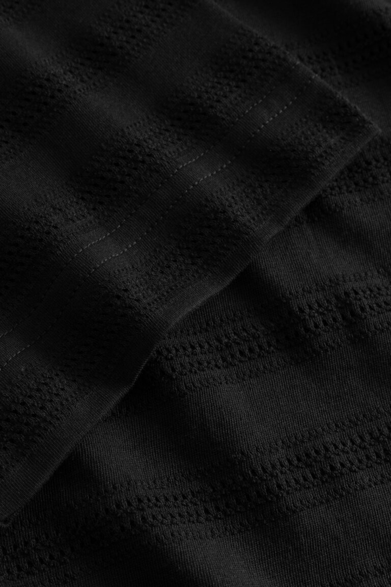 ekologisk-t-shirt-lace-vadstena-svart-detalj-armslut