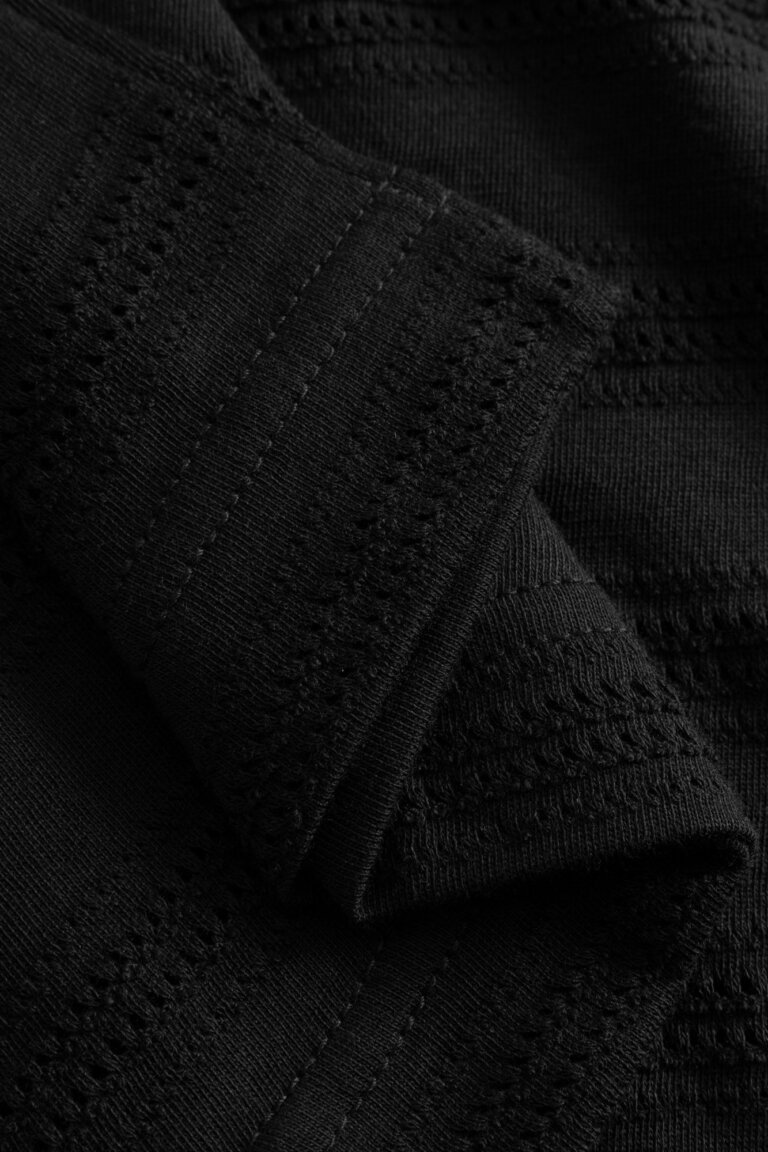 ekologisk-t-shirt-lace-vadstena-svart-detalj-fall