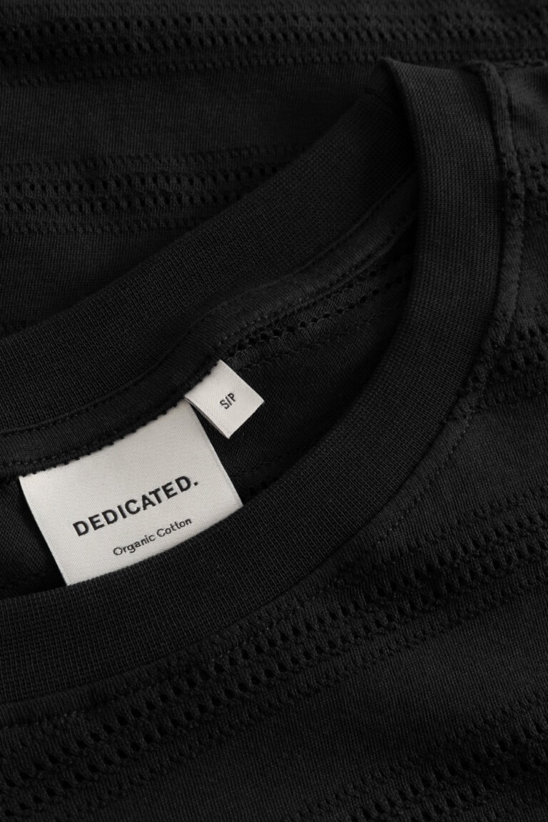 ekologisk-t-shirt-lace-vadstena-svart-detalj-halsringning